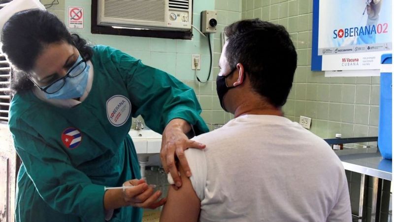 Un cubano recibe una dosis de los candidatos vacunales.