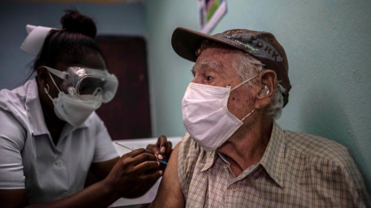 Un anciano cubano recibe una dosis de Abdala. 