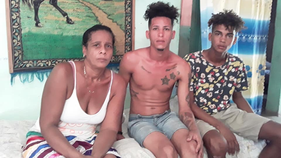 Mariceli Busutil y dos de sus hijos agredidos por la Policía en La Habana.
