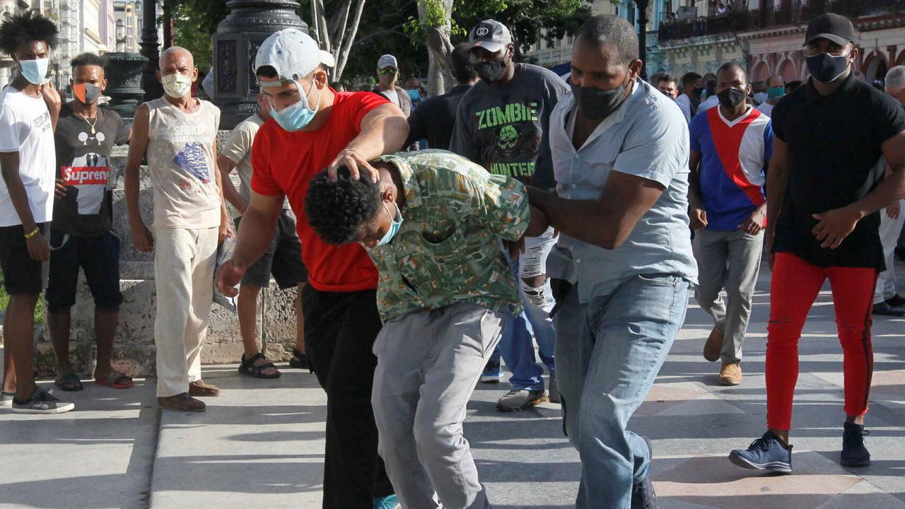 Detención en La Habana durante las protestas del 11J.