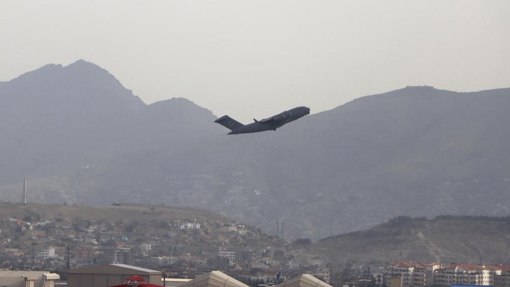 Un avión de EEUU se retira del aeropuerto de Kabul, Afganistán.