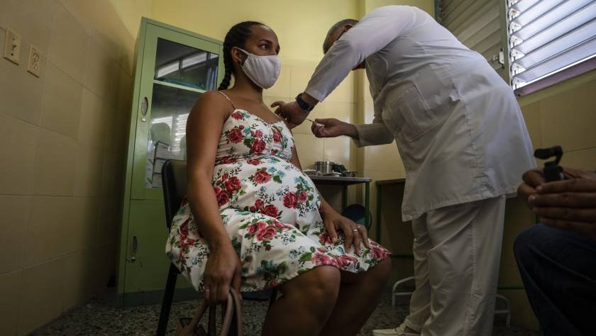 Una embarazada es vacunada en Cuba.