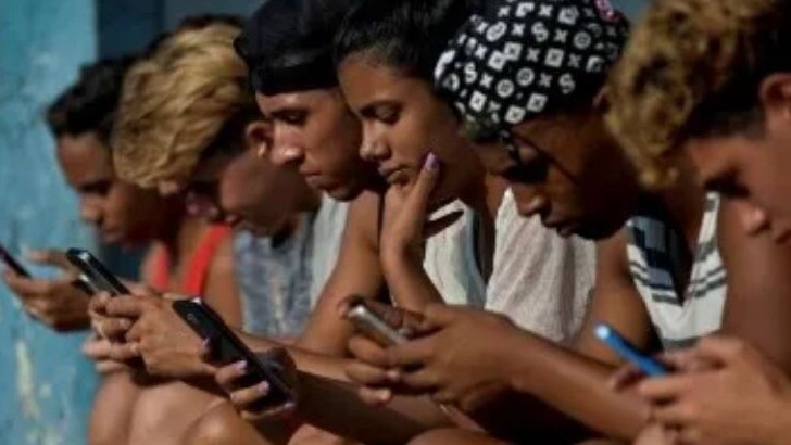 Cubanos conectándose a Internet en la Isla.