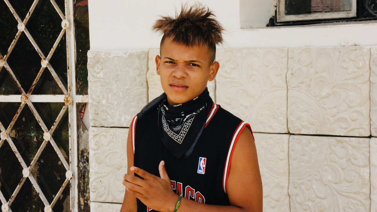 Un joven en una calle de La Habana.