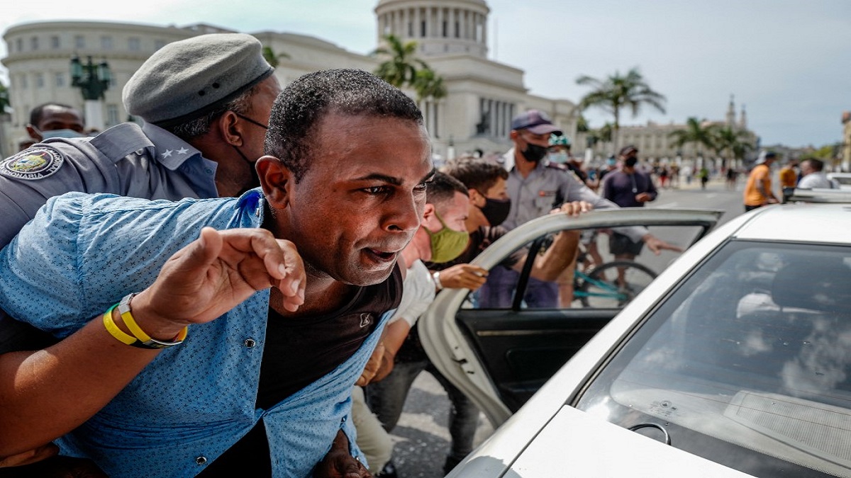 Un cubano arrestado durante las protestas en La Habana.