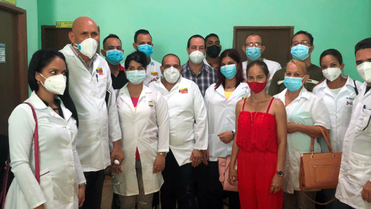 Médicos cubanos con el ministro del MINSAP.
