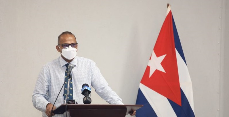 El ministro de Salud de Guyana en una ceremonia de despedida de médicos cubanos.