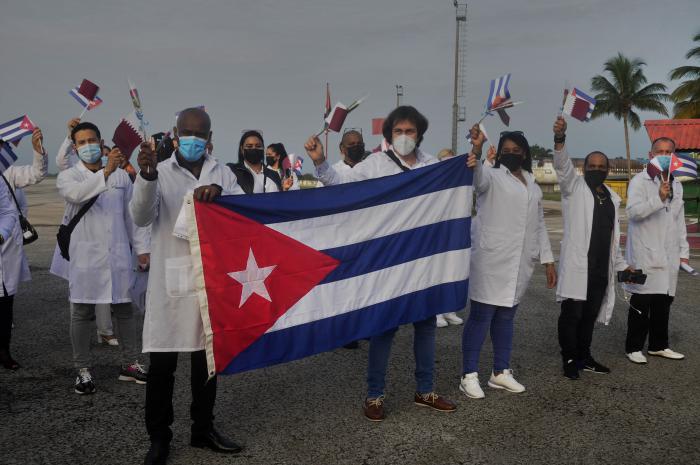 Médicos cubanos a su regreso de Qatar.