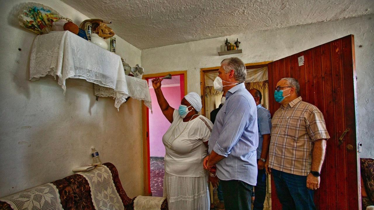 Miguel Díaz-Canel con una santera en La Güinera, La Habana.