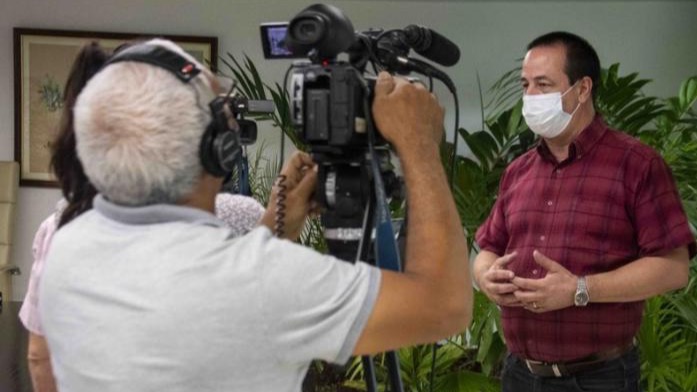 El ministro de Salud cubano habla con la prensa.