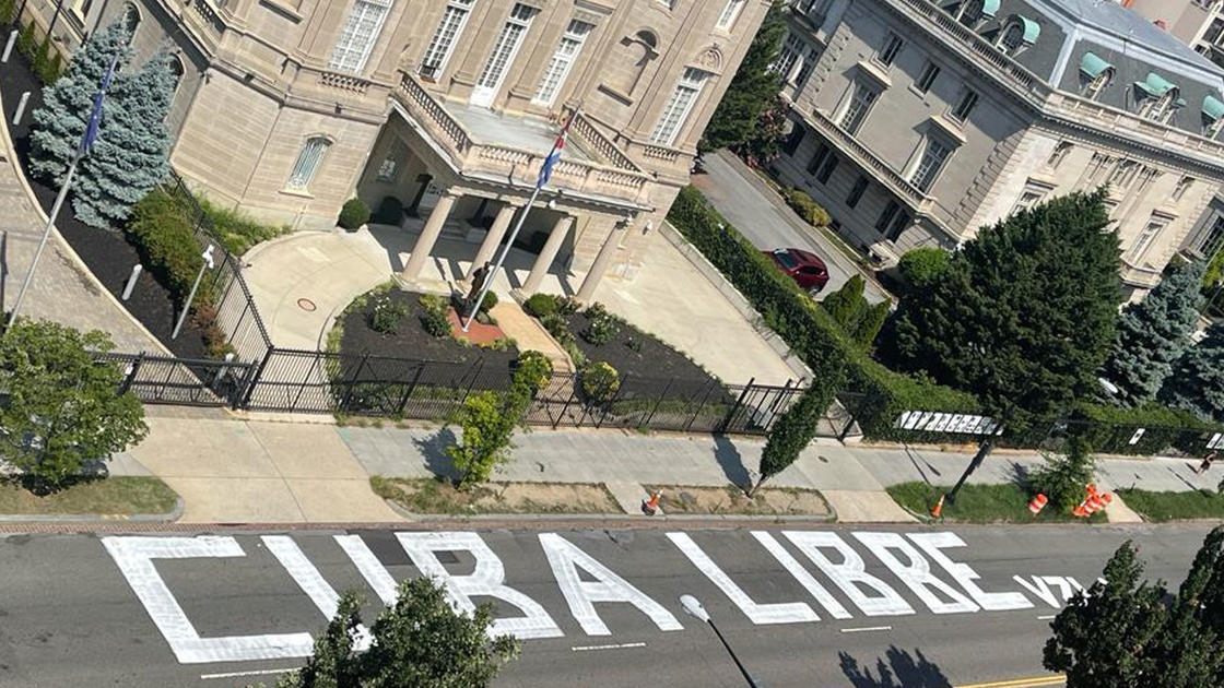 'Cuba libre' frente a la embajada de la Isla en Washington.