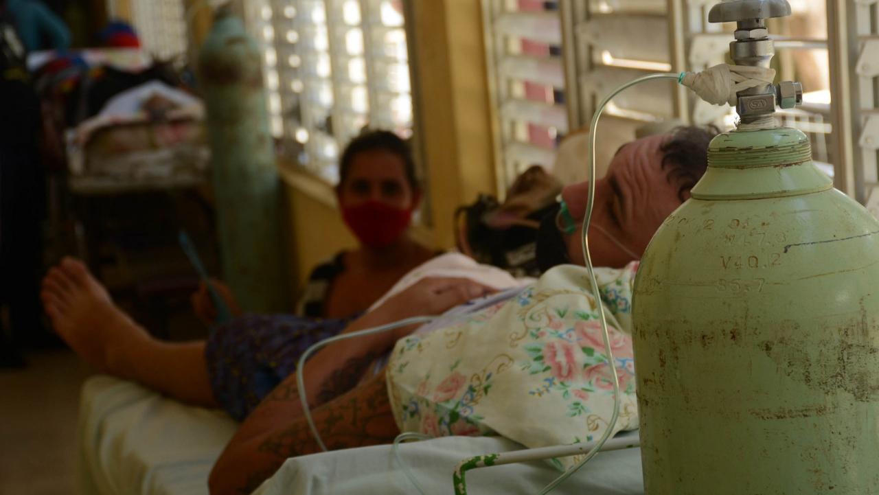 Un paciente con Covid-19 recibe oxígeno en el Hospital Provincial de Ciego de Ávila.