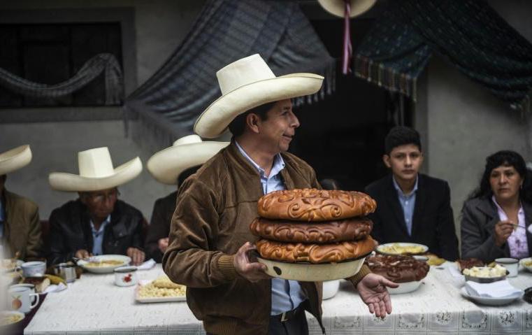 Pedro Castillo, entonces candidato a la presidencia de Perú, en un desayuno familiar en su casa.