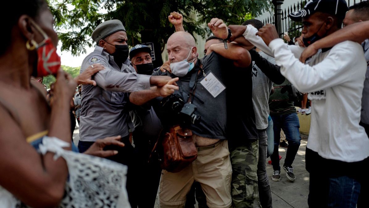 Un corresponsal extranjero agredido durante las protestas en La Habana.