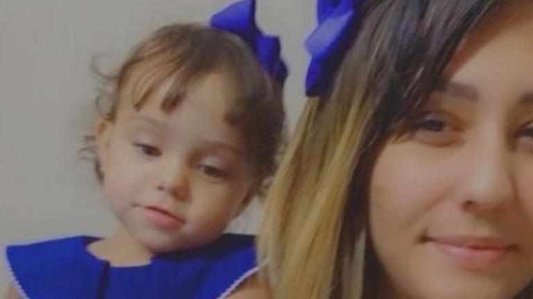 Rocío Brito Torres junto a su hija de un año.