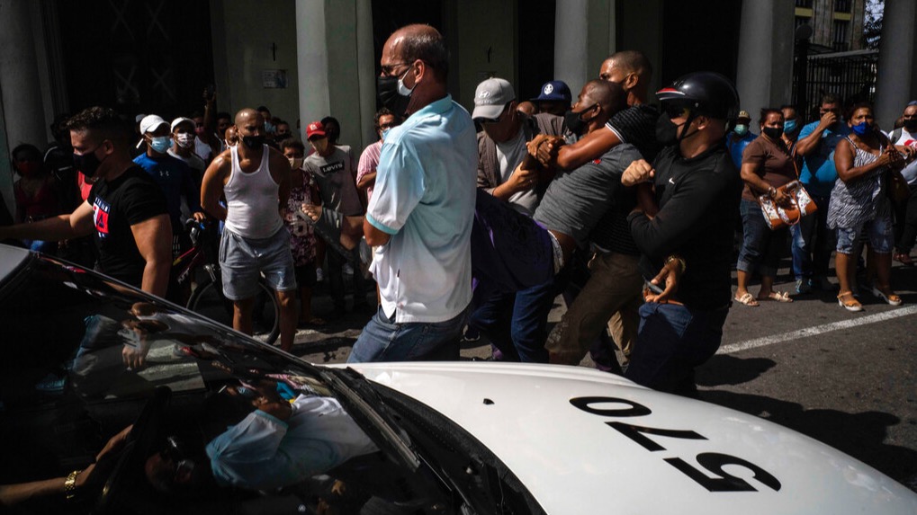Agentes vestidos de civil arrestan a un cubano durante las protestas de julio.