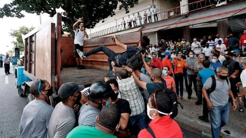 Represión a los manifestantes cubanos el 11 de julio.