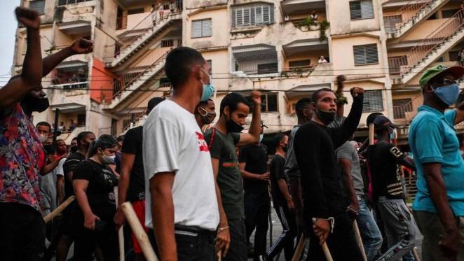 Paramilitares armados de estacas de madera durante la represión de las protestas en La Habana.