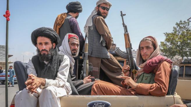 Milicianos talibanes en un vehículo por las calles de Kabul.
