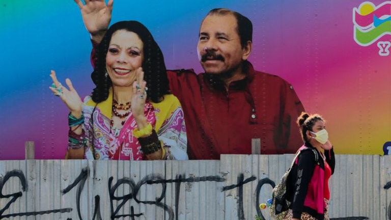 Rosario Murillo y Daniel Ortega en una valla política en Nicaragua.