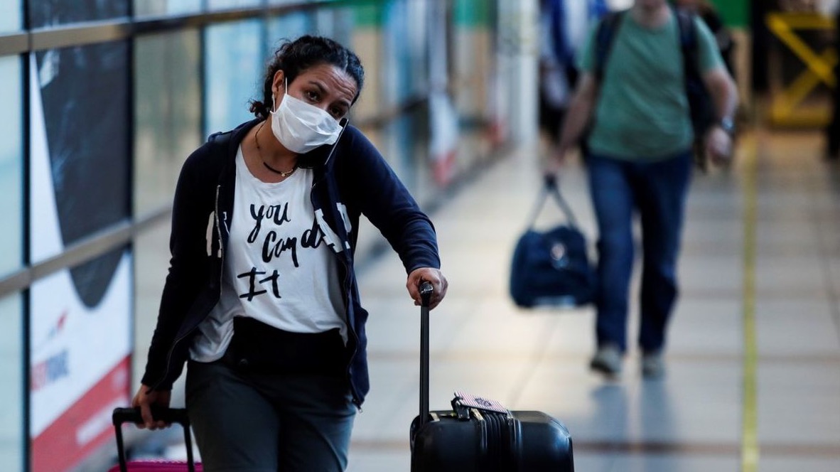 Una turista llega al aeropuerto de La Habana.