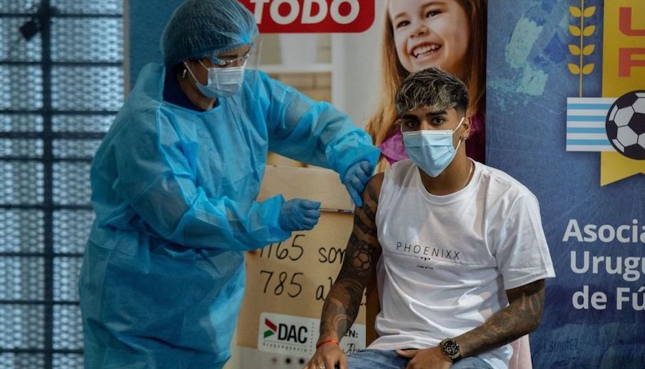 Un futbolista uruguayo se vacuna contra el Covid-19.