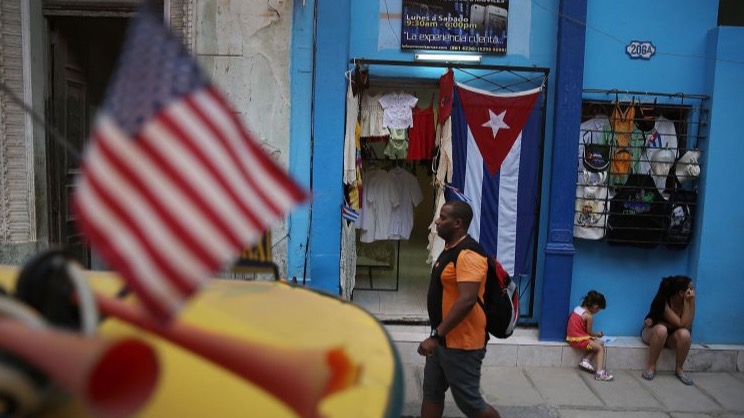Un cubano camina por delante de un mercado de souvenirs.