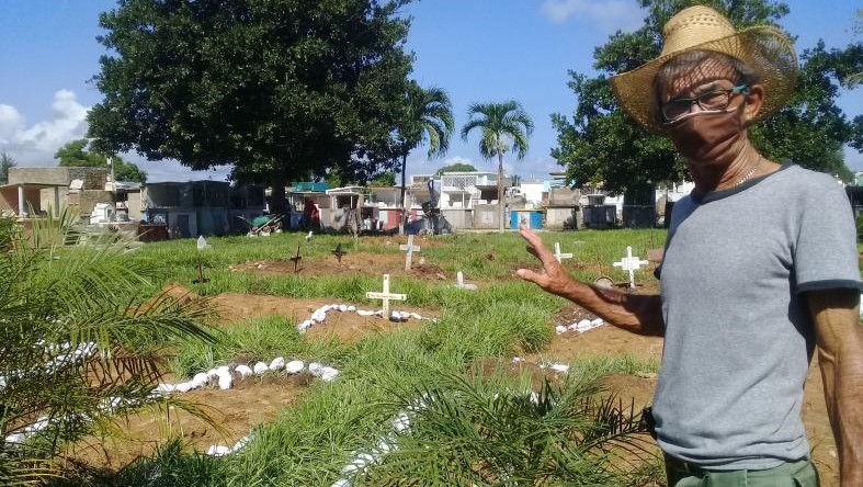 El administrador del cementerio de Kilo 12 muestra las condiciones del camposanto.