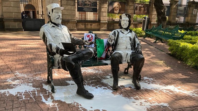 Las estatuas de Castro y Guevara después de la agresión.