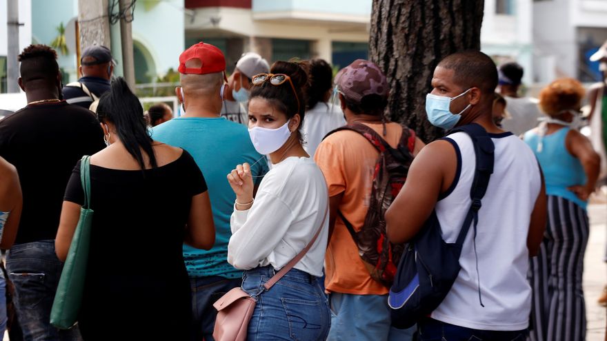 Cubanos en La Habana durante la pandemia del Covid-19.