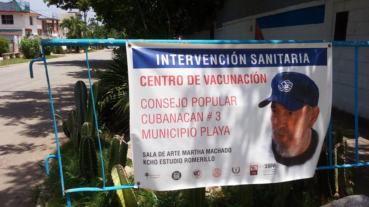 Un centro de vacunación con la cara de Fidel Castro en La Habana.