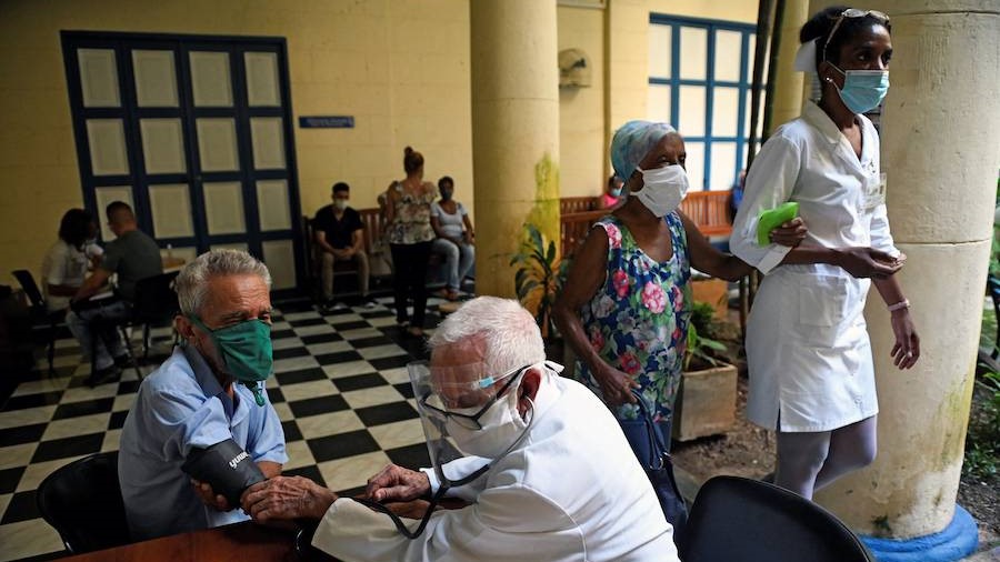 Personal médico a ancianos en Cuba.