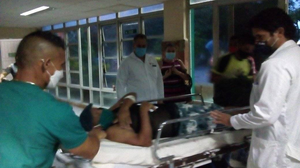 Un paciente trasladado a un hospital de Pinar del Río en junio.
