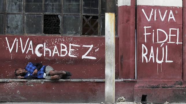 Un cubano descansa en una calle de La Habana.