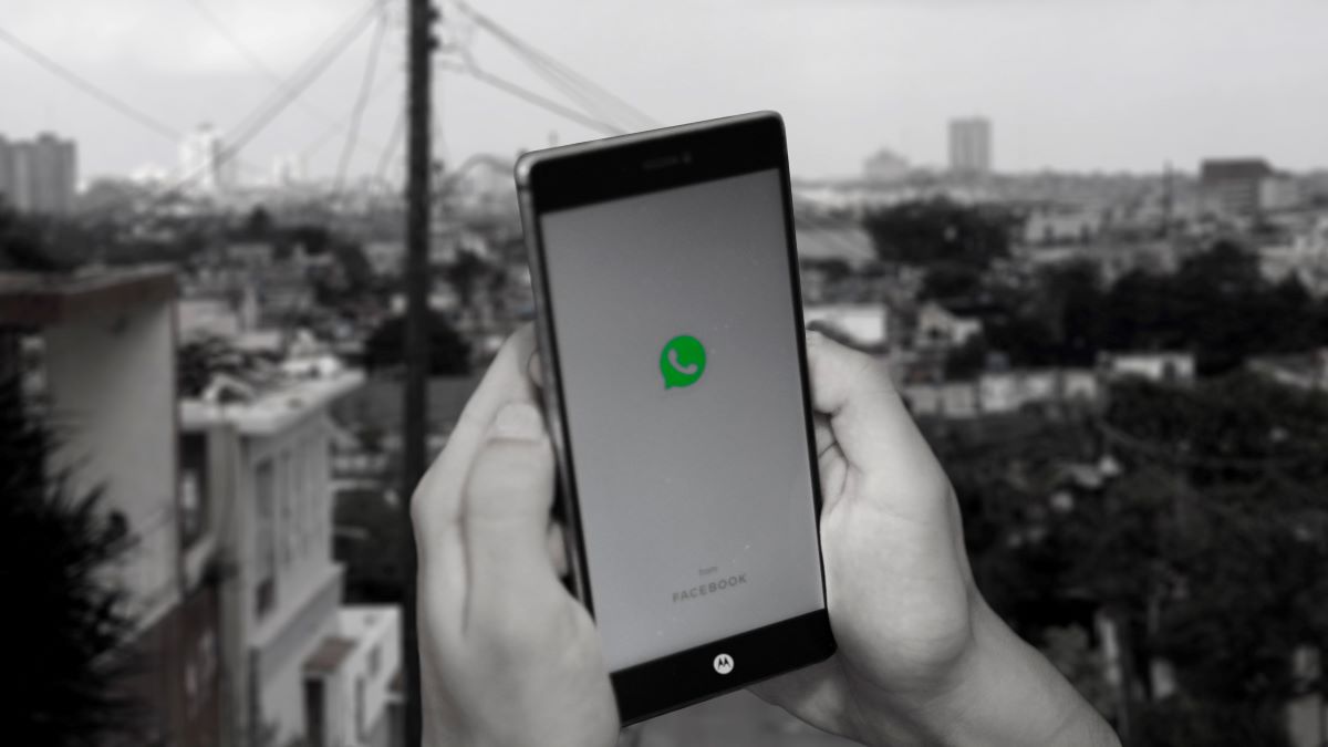 Un cubano accede a WhatsApp desde el móvil.