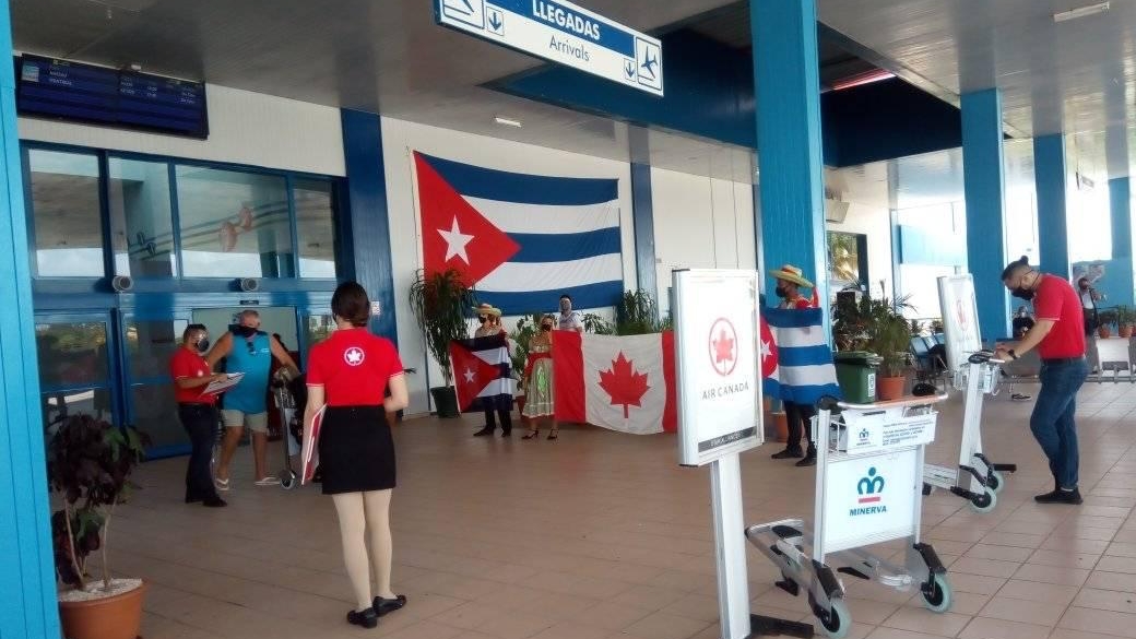 Turistas canadienses llegan a un aeropuerto de Cuba.