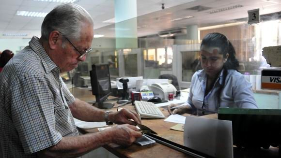 Un cubano en una oficina del Banco Metropolitano.