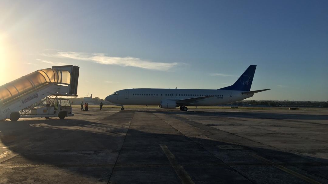 Un avión en el aeropuerto de La Habana, Cuba.