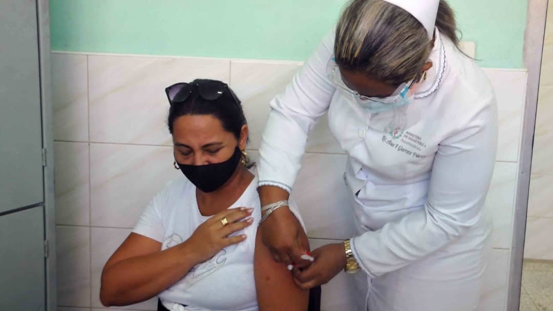 Una enfermera cubana vacuna a una mujer.