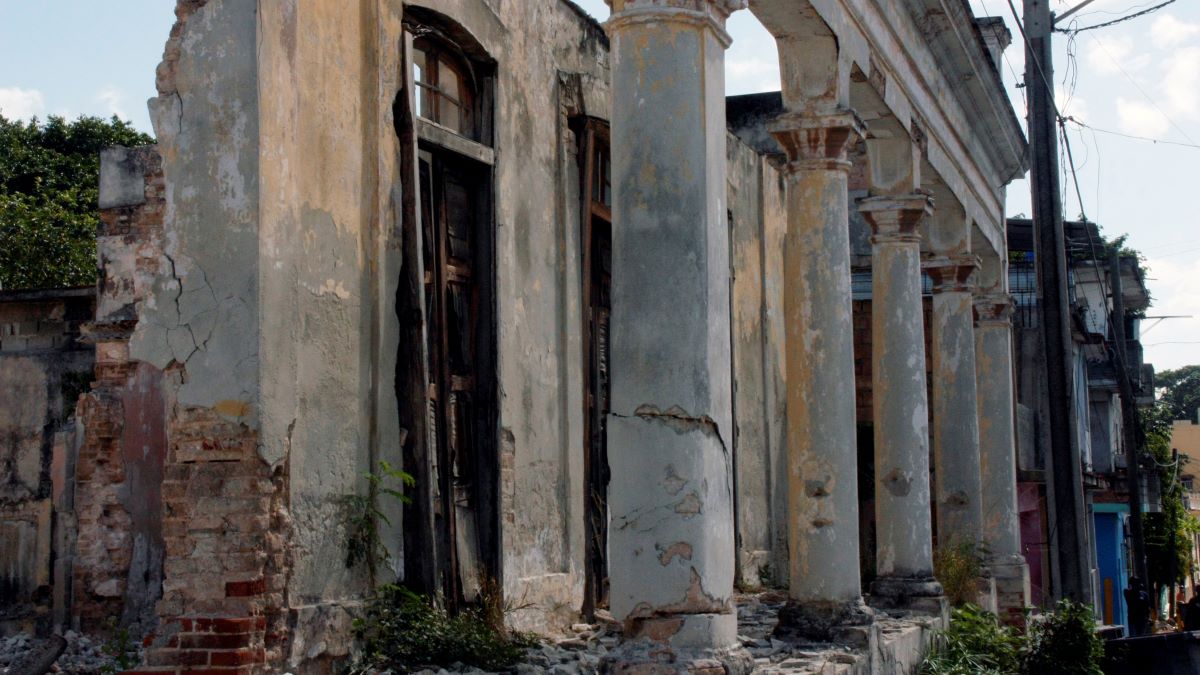 Una vivienda en ruinas en La Habana.