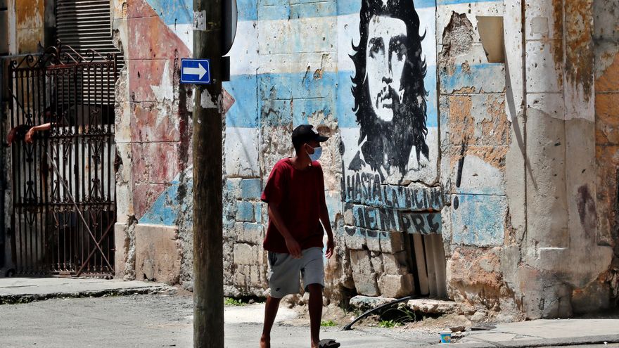Un adolescente cubano con nasobuco en La Habana.