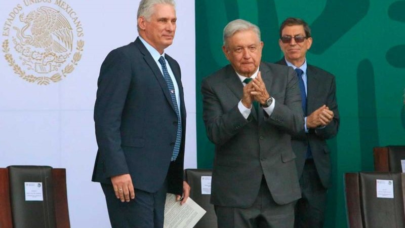 Díaz-Canel y López Obrador durante la ceremonia en el Zócalo de Ciudad de México.