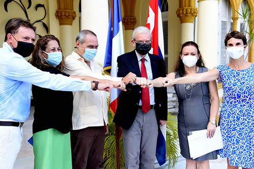 Embajador de Francia en Cuba, Patrice Paoli, en la firma del acuerdo en La Habana.