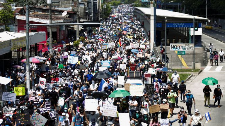 Columna de manifestantes en El Salvador.