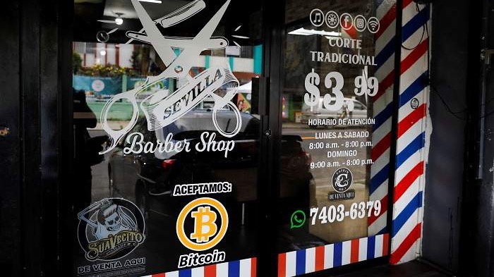 Una barbería en El Salvador acepta bitcoins.