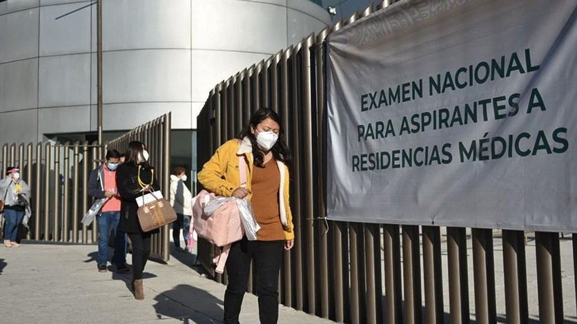 Asistentes al examen nacional para residencias médicas en México.