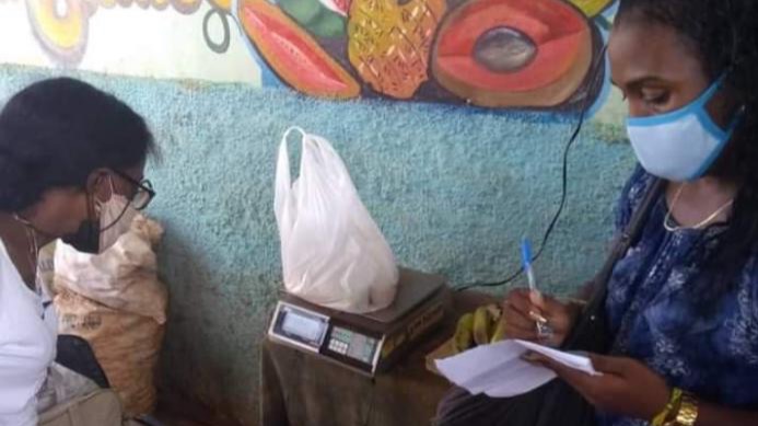 Una inspectora revisa los productos del comercio Caballo Blanco, en La Habana.