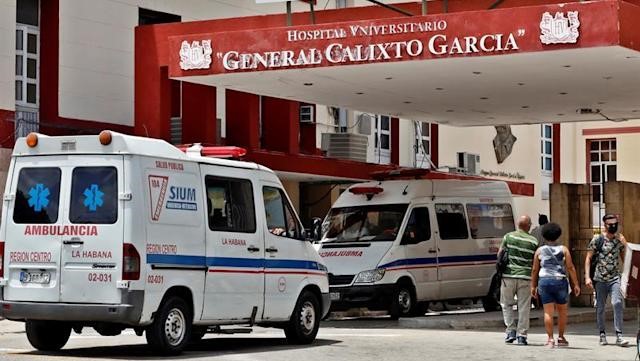 Ambulancias en la entrada del habanero Hospital Calixto García.