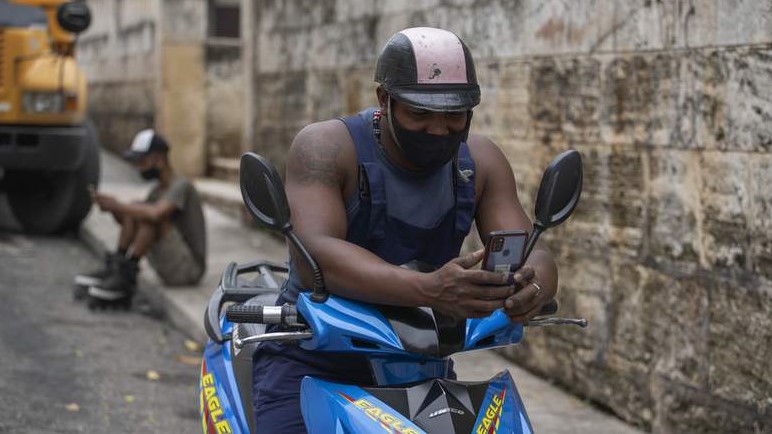Un cubano se conecta a internet a través de su teléfono.