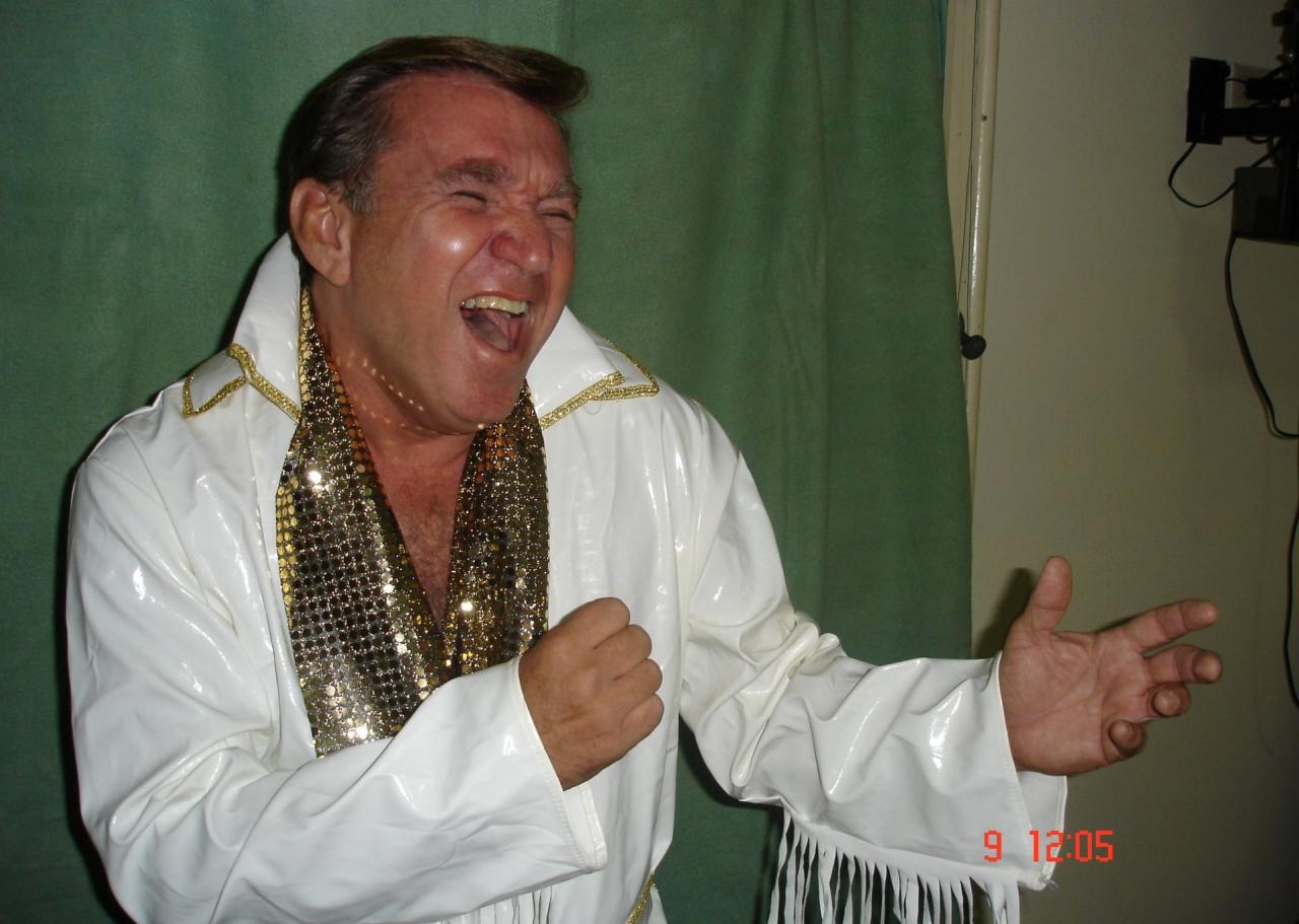 El actor Iván Francisco Colás Costa interpretando a Elvis Presley.